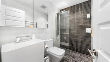 Een douche, milieuvriendelijke toiletartikelen, een haardroger