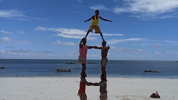 Di pantai, pasir putih, urut tepi pantai, bar pantai