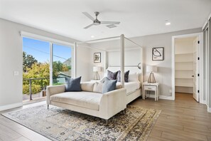 5 室のベッドルーム、デスク、アイロン / アイロン台、旅行用ベビーベッド