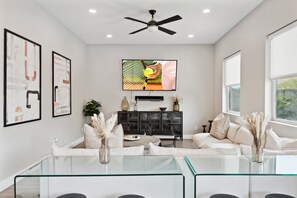 Fernseher, Kamin, Arbeitsbereiche