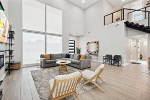 Fernseher, Kamin, Arbeitsbereiche