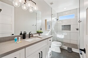 Badewanne, Haartrockner, Handtücher