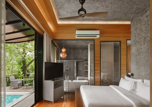 Een moderne slaapkamer met een groot bed, een televisie en een plafondventilator.