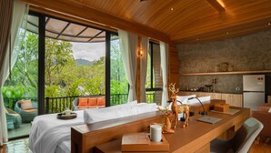 Deluxe Villa (Twins Bed) | Tempur-Pedic-senger, minibar (inkludert) og safe på rommet