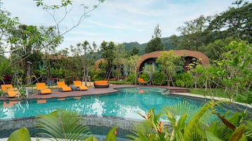 สระว่ายน้ำกลางแจ้ง