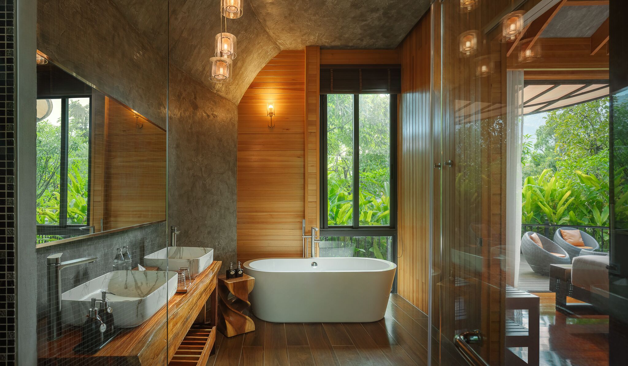 Une salle de bain moderne avec une baignoire sur pieds, un grand miroir et un lambris en bois.