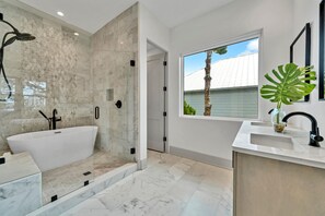 Badewanne, umweltfreundliche Kosmetikartikel, Haartrockner, Handtücher