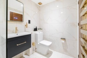 Bruser, miljøvenlige toiletartikler, hårtørrer, bidet