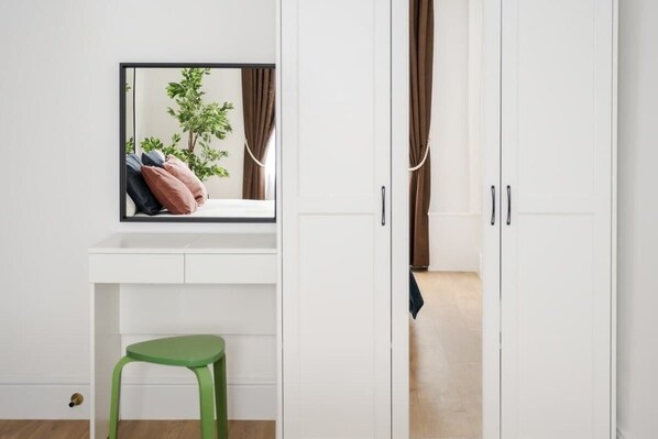 1 bedroom, in-room safe, desk, iron/ironing board - Stunning Apartment in the ♥️ of Marylebone ❄️ Air Conditioning | Sleeps 4 (Greater London)