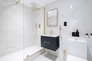 Dusche, umweltfreundliche Kosmetikartikel, Haartrockner, Bidet