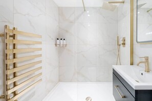 Shower, eco-friendly toiletries, hair dryer, bidet - Stunning Apartment in the ♥️ of Marylebone ❄️ Air Conditioning | Sleeps 4 (Greater London)