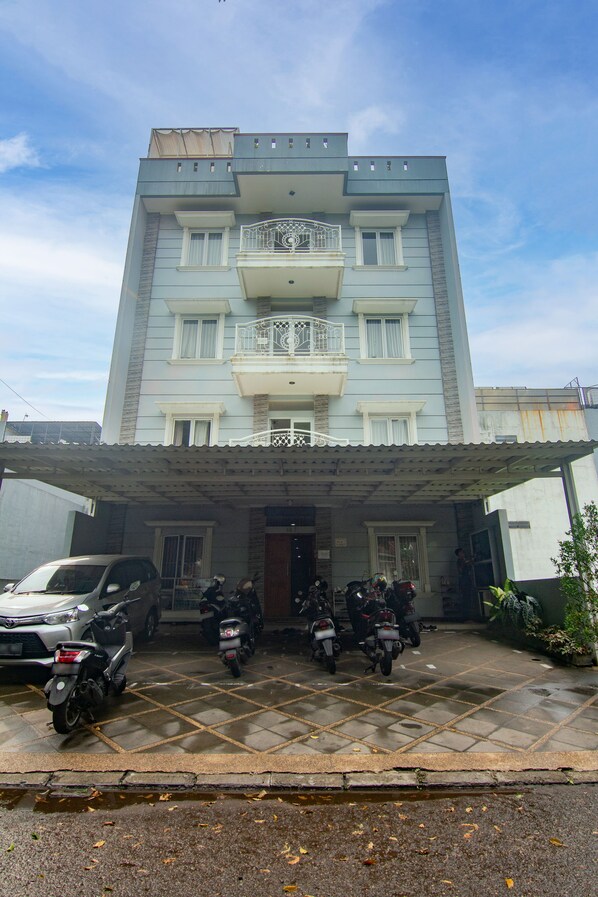 Vista frontal de la propiedad