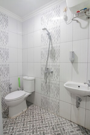 Habitación doble estándar | Baño | Regadera y toallas