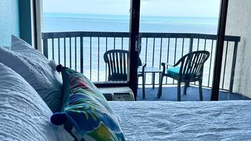 Escritorio, tabla de planchar con plancha, wifi y ropa de cama