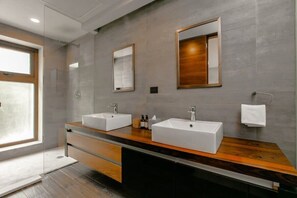 Shower, hair dryer, towels - 3BR Private Pool & Rooftop in Amaya (Tulum)