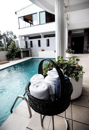 Outdoor pool - La Villa des Fées (Douala)