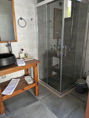 Deluxe-værelse | Badeværelse | Bruser, brusehoved med spredningseffekt, gratis toiletartikler