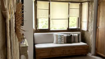 Deluxe Room | 1 bedroom, minibar, in-room safe, iron/ironing board