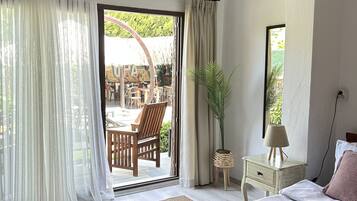 Deluxe Room | 1 bedroom, minibar, in-room safe, iron/ironing board