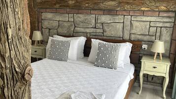 Superior Room | 1 bedroom, minibar, in-room safe, iron/ironing board