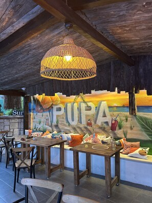 Suguhan pemandangan kolam renang, buka setiap hari