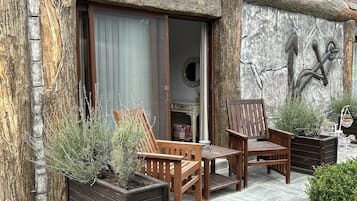 Deluxe Room | 1 bedroom, minibar, in-room safe, iron/ironing board