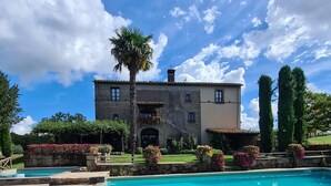 A large house with a swimming pool, surrounded by stone walls and greenery. - 9 Bedroom Private vacation home in Lazio (Lazio)
