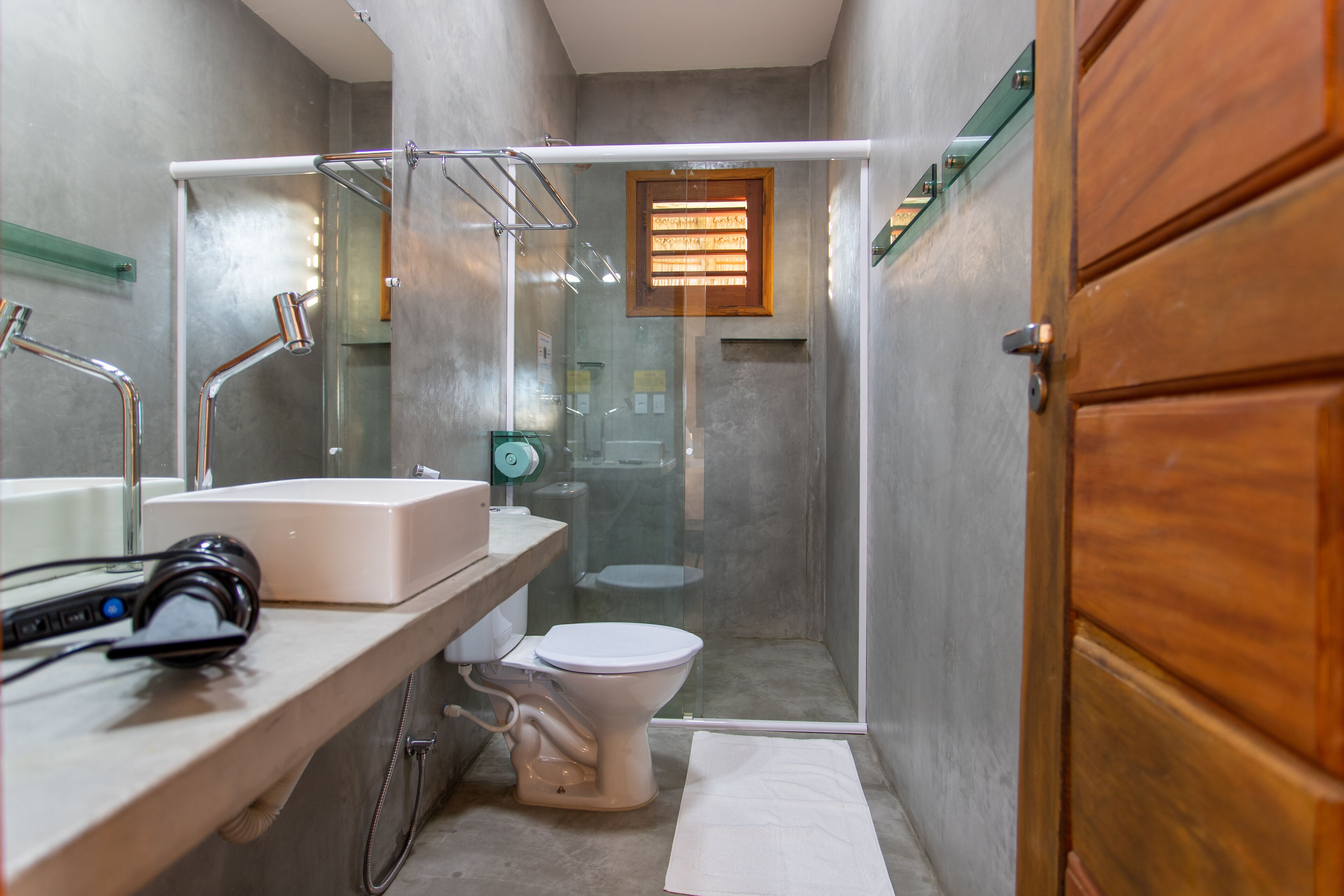 Ein kleines Badezimmer mit Dusche, Toilette und Waschbecken.