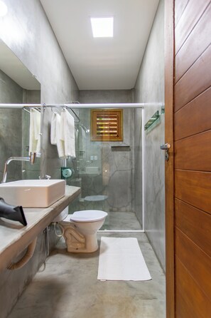 Comfort tweepersoonskamer | Badkamer | Een douche, gratis toiletartikelen, een haardroger, handdoeken