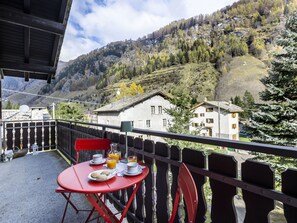 Outdoor dining - Isola di Madesimo Apartments by Interhome (Madesimo)