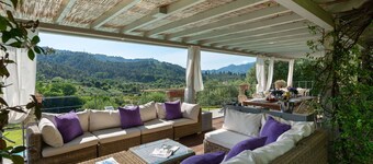 Wonderful private villa with hot tub, WIFI, private pool, A/C, sauna, TV, patio, close to Viareggio