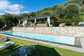A heated pool, pool loungers - Stunning private villa with WIFI, private pool, A/C, sauna, hot tub, TV, patio, close to Viareggio (Camaiore)