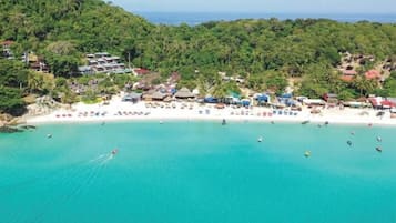 Una spiaggia nelle vicinanze, 2 bar sulla spiaggia