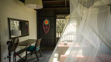 Decoración personalizada, muebles diferentes y ropa de cama