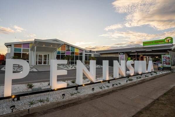 Exterior - Peninsula Hotel (Adelaide)