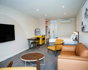 Unclassified image, 2 of 6, button - Peninsula Hotel (Adelaide)