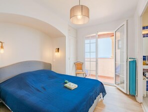 3 slaapkamers, een bureau, internet