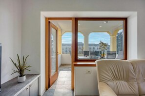 Familienapartment, Mehrere Schlafzimmer, Bergseite (Villa Roma Portorose - 3 Balcony) | Wohnbereich | Fernseher