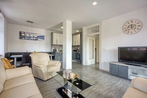 Appartement Familial, plusieurs chambres, cÎté montagne (Villa Roma Portorose - 3 Balcony) | Coin séjour | Télévision