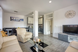 Familjelägenhet - flera sovrum - intill bergen (Villa Roma Portorose - 3 Balcony) | Vardagsrum | Tv