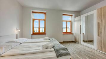 Familieleilighet, flere soverom, ved fjell (Villa Roma Portorose - 3 Balcony) | 3 soverom, safe på rommet, skrivebord for bærbar PC og wi-fi (inkludert)