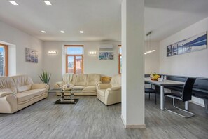 Familienapartment, Mehrere Schlafzimmer, Bergseite (Villa Roma Portorose - 3 Balcony) | Innenbereich