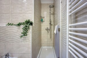 Appartamento familiare, camere multiple, lato montagna (Villa Roma Portorose - 3 Balcony) | Bagno | Doccia, asciugacapelli, bidet, asciugamani