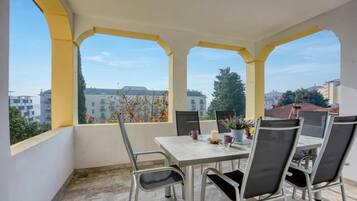 Familieleilighet, flere soverom, ved fjell (Villa Roma Portorose - 3 Balcony) | Utendørsservering