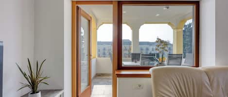Perhehuoneisto, useita makuuhuoneita, vuorten lähellä (Villa Roma Portorose - 3 Balcony) | Oleskelualue | Televisio