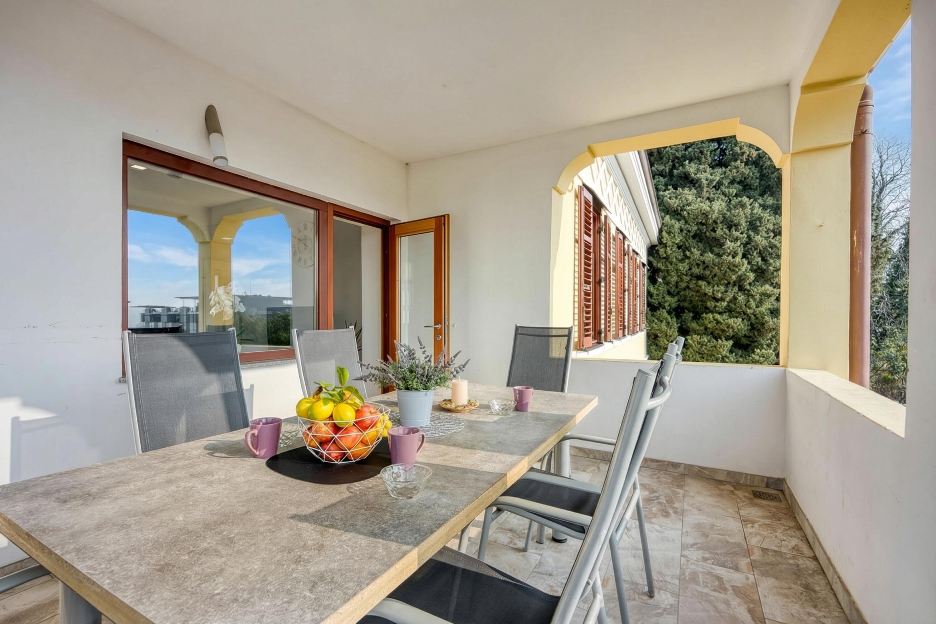 Departamento familiar, varias habitaciones, junto a la montaña (Villa Roma Portorose - 3 Balcony) | Restaurante al aire libre