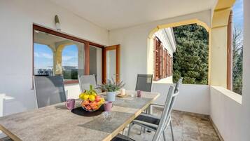 Familieleilighet, flere soverom, ved fjell (Villa Roma Portorose - 3 Balcony) | Utendørsservering