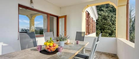 Departamento familiar, varias habitaciones, junto a la montaña (Villa Roma Portorose - 3 Balcony) | Restaurante al aire libre
