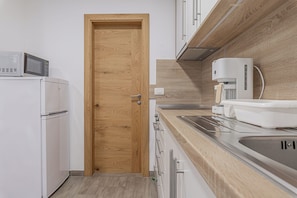 Family Apartment, 2 Bedrooms, Mountainside (Villa Roma Portorose - 1 Classic) | Private kitchen | Fridge, microwave, oven, stovetop