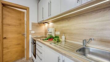 Family Apartment, 2 Bedrooms, Microwave, Mountainside (Villa Roma Portorose - 1 Classic) | Private kitchen | Fridge, microwave, oven, stovetop